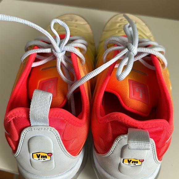 THE WOMEN'S AIR VAPORMAX PLUS SNEAKERS SIZE 11 - Picture 7 of 8